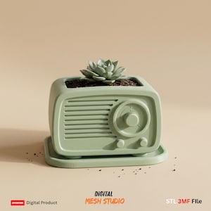 Puede incluir: Una maceta verde salvia con forma de radio vintage, con una planta suculenta en su interior. La maceta tiene un dial y detalles de rejilla de altavoz. La maceta se encuentra sobre una bandeja a juego. El texto "DIGITAL MESH STUDIO" y "STL 3MF File" son visibles.