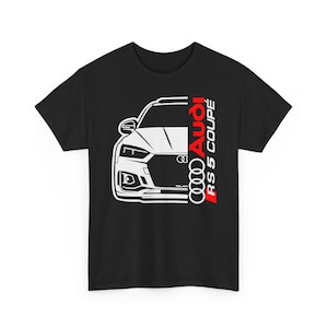 Puede incluir: Camiseta negra con un contorno blanco de un Audi RS 5 Coupé. El logotipo de Audi y "RS 5 Coupé" están impresos en rojo a la derecha. Una camiseta gráfica para los amantes de los coches.