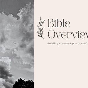 Può includere: Immagine in bianco e nero di un cielo nuvoloso con un tetto di casa e un camino in basso a sinistra. Il testo "Bible Overview" è visualizzato in una sceneggiatura elegante, con il testo "Building A House Upon the WORD".