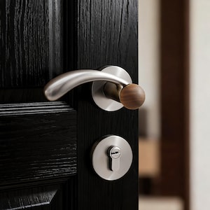 Peut inclure: Ensemble de trois mugs en céramique avec une finition mate et mouchetée. Les tasses sont de couleur crème, gris clair et gris foncé. Chaque mug a un design simple et moderne avec une anse arrondie.