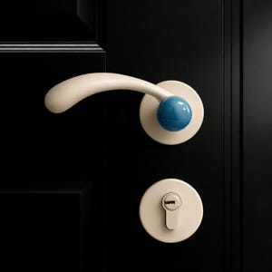 Peut inclure: Poignée de porte crème avec un levier incurvé et un accent bleu rond. La poignée est montée sur une plaque arrière circulaire crème assortie. Une plaque de trou de serrure assortie est en dessous.