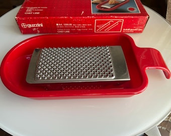Râpe vintage Guzzini « Chef Line » – Design de Bruno Gecchelin, années 1980 – Rouge, fabriquée en Italie, avec sa boîte d'origine