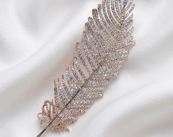 French Parisian Chic Feather Brooch for Women, Luxury Zircon Crystal Suit Boutonniere, Elegant Coat Lapel Pin,Vintage Statement Jewelry Gift