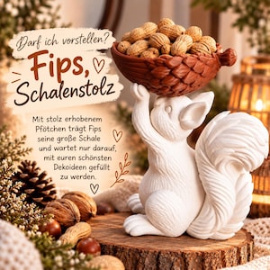 Könnte beinhalten: Eine weiße Eichhörnchen-Figur, die eine braune, strukturierte Schale in Form eines Tannenzapfens über dem Kopf hält, gefüllt mit Erdnüssen in der Schale. Der Text auf dem Bild lautet: Darf ich vorstellen? Fips, Schalenstolz. Mit stolz erhobenem Pfötchen trägt Fips seine große Schale und wartet nur darauf, mit euren schönsten Dekoideen gefüllt zu werden.