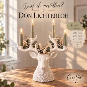 Op de afbeelding: Een witte kaarsenhouder in de vorm van een hertenkop met vier kaarsenhouders op het gewei, voorzien van vier lichtgroene dinerkaarsen. Tussen de kaarsen zitten droogbloemen en eucalyptusbladeren. Tekst: Darf ich vorstellen? DON LICHTERLOH, In drei Größen: 200 mm, 220 mm, 240 mm Kopfgröße, Deko Geschenke mit Herz, CreaVia GESCHENKE MIT HERZ.