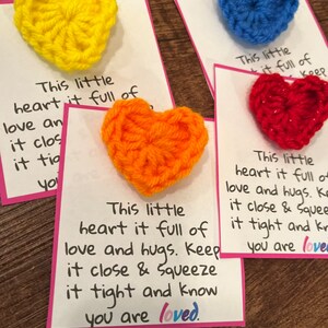 4 tarjetas de bolsillo con forma de corazón / Abrazo / Corazón / Corazón de crochet / Hecho a pedido / Eres amado / Acto de bondad al azar / Regalo / Regalo de clase / Regalo para el personal