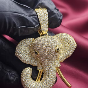 Peut inclure: Une planche à découper en bois faite à la main avec une finition naturelle. La planche rectangulaire comporte une rainure à jus et une poignée. Dimensions : environ 45.7 cm de long, 30.5 cm de large et 2.5 cm d'épaisseur.