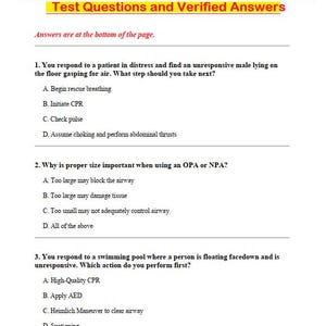 Könnte beinhalten: Weißer Keramikbecher mit schwarzem Henkel und dem Text "But First, Coffee" in schwarzer Schrift. Der Becher steht vor einem verschwommenen Hintergrund, der eine gemütliche Umgebung andeutet.