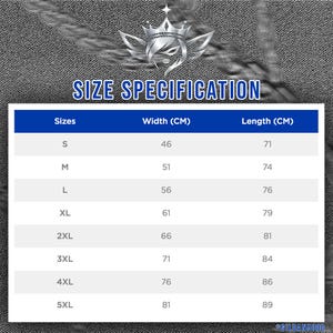 K&ouml;nnte beinhalten: Eine Gr&ouml;&szlig;entabelle f&uuml;r ein T-Shirt, mit Gr&ouml;&szlig;en von S bis 5XL. Die Tabelle zeigt Breiten- und L&auml;ngenma&szlig;e in Zentimetern. Der Text "SIZE SPECIFICATION" steht oben, mit einem Logo dar&uuml;ber. Der Hintergrund ist strukturiertes Grau.