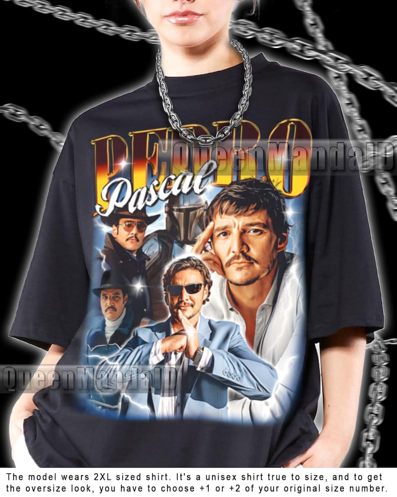 K&ouml;nnte beinhalten: Schwarzes T-Shirt mit einem Retro-Grafik von Pedro Pascal in verschiedenen Rollen, mit dem Namen "Pedro Pascal". Das Design enth&auml;lt Bilder des Schauspielers in verschiedenen Outfits. Eine silberne Kette wird getragen.