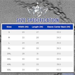 K&ouml;nnte beinhalten: Eine Gr&ouml;&szlig;enspezifikationstabelle f&uuml;r ein Kleidungsst&uuml;ck mit Ma&szlig;en in Zoll. Die Tabelle enth&auml;lt die Gr&ouml;&szlig;en S bis 5XL und gibt Breite, L&auml;nge und &Auml;rmelmitte hinten an. Der Text "SIZE SPECIFICATION" wird oben angezeigt.