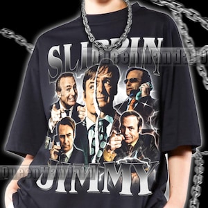 Peut inclure: T-shirt noir avec un graphisme représentant un homme dans différentes poses, avec le texte "SLIPPIN' JIMMY" en argenté. Le t-shirt est de conception unisexe.