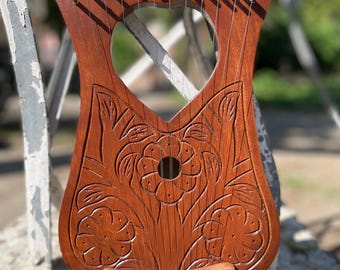 Schottische 12-Saitige Herzblumen-Lyra-Harfe Handgemachte braune hölzerne Lyra-Harfe mit freiem Saiten-Set & Stimmschlüssel