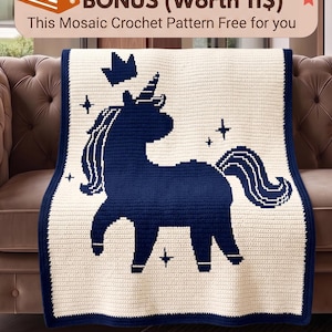 Pu&ograve; includere: Una coperta all'uncinetto color crema con un design a unicorno blu navy. La coperta presenta un bordo blu navy e una corona sopra l'unicorno. Il testo "FREE BONUS (Worth 11$) This Mosaic Crochet Pattern Free for you" &egrave; in alto.