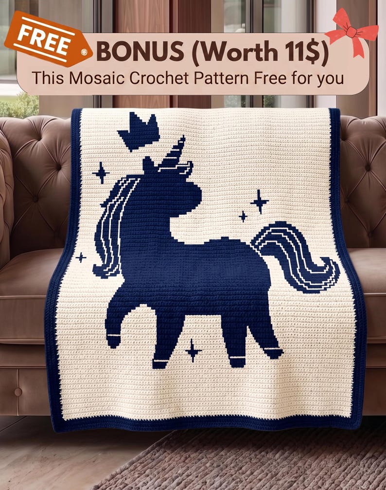 Pu&ograve; includere: Una coperta all'uncinetto color crema con un design a unicorno blu navy. La coperta presenta un bordo blu navy e una corona sopra l'unicorno. Il testo "FREE BONUS (Worth 11$) This Mosaic Crochet Pattern Free for you" &egrave; in alto.