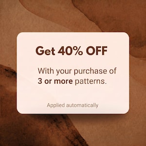 Pu&ograve; includere: Una grafica rettangolare bianca su sfondo marrone con la scritta "Get 40% OFF" in grassetto marrone. Sotto, il testo recita "With your purchase of 3 or more patterns. Applied automatically."