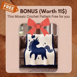 Pu&ograve; includere: Una coperta all'uncinetto color crema con un disegno di unicorno blu navy, una corona e stelle. La coperta &egrave; drappeggiata su un divano. L'immagine include il testo "BONUS (Worth 11$)" e "This Mosaic Crochet Pattern Free for you".