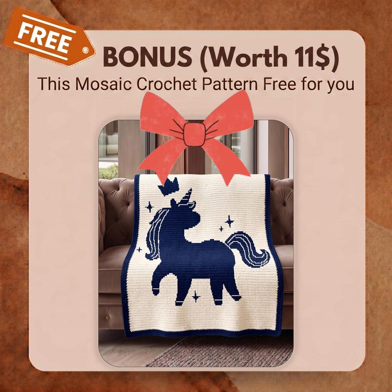 Pu&ograve; includere: Una coperta all'uncinetto color crema con un disegno di unicorno blu navy, una corona e stelle. La coperta &egrave; drappeggiata su un divano. L'immagine include il testo "BONUS (Worth 11$)" e "This Mosaic Crochet Pattern Free for you".