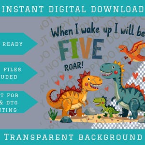 Może przedstawiać: Grafika do pobrania cyfrowego z motywem dinozaurów. Projekt przedstawia kreskówkowe dinozaury, tekst "When I wake up I will be FIVE ROAR!" oraz słowa "Print Ready", "4 PNG Files Included" i "Transparent Background".