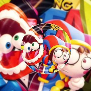 以下が含まれることがあります： 誇張された特徴を持つ複数のキャラクターが登場する、カラフルな漫画のイラスト。キャラクターは赤、青、黄色の服を着ており、「NG」という文字が入った鮮やかな背景が特徴です。