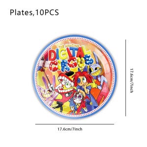 Op de afbeelding: Ronde papieren bord met een blauwe rand met cartoonfiguren en de tekst "THE AMAZING DIGITAL CIRCUS". De plaat heeft een diameter van 17,6 cm.