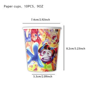 Op de afbeelding: Papieren bekers met een kleurrijk cartoonontwerp. Elke beker is 8,2 cm hoog, 7,4 cm breed en 5,3 cm aan de basis. De bekers zijn versierd met verschillende stripfiguren in heldere kleuren.