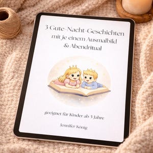 Könnte beinhalten: Ein Tablet zeigt das Cover eines Kinderbuchs mit dem Titel "3 Gute-Nacht-Geschichten" und einer Illustration von zwei Cartoon-Kindern. Der Text "geeignet für Kinder ab 3 Jahre" ist ebenfalls sichtbar. Eine brennende Kerze und eine Garnrolle befinden sich im Hintergrund.
