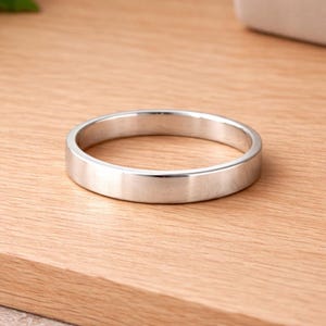 Peut inclure: Ensemble de trois mugs en céramique avec une finition mate et mouchetée. Les tasses sont de couleur crème, gris clair et gris foncé. Design simple et minimaliste.