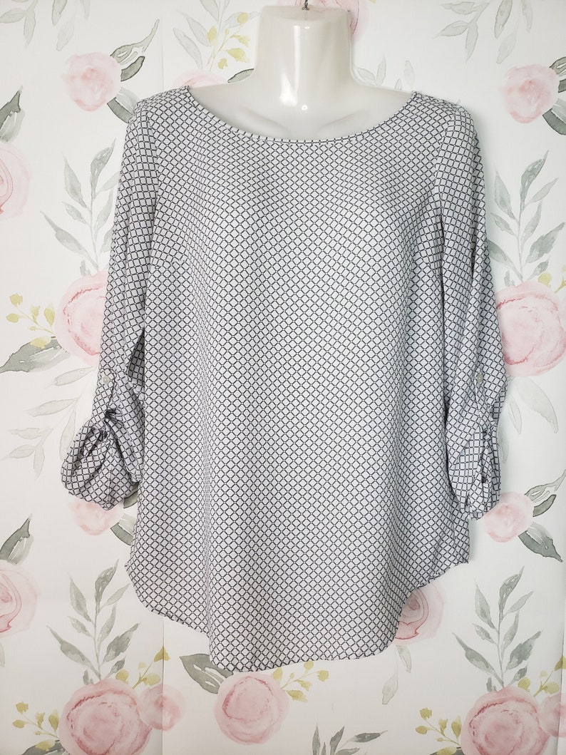 Cute Loose Fitting Spring White Top women/'s size SP Small Boat Neck Blouse Ann Taylor Petites Summer