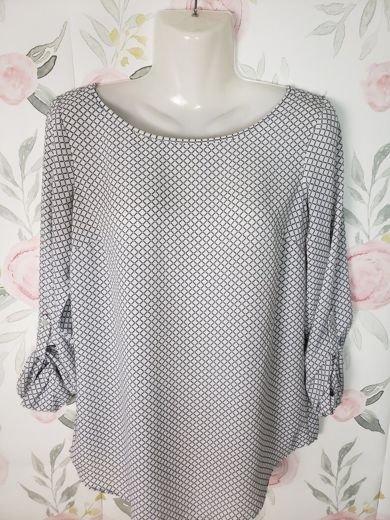 Cute Loose Fitting Spring White Top women/'s size SP Small Boat Neck Blouse Ann Taylor Petites Summer