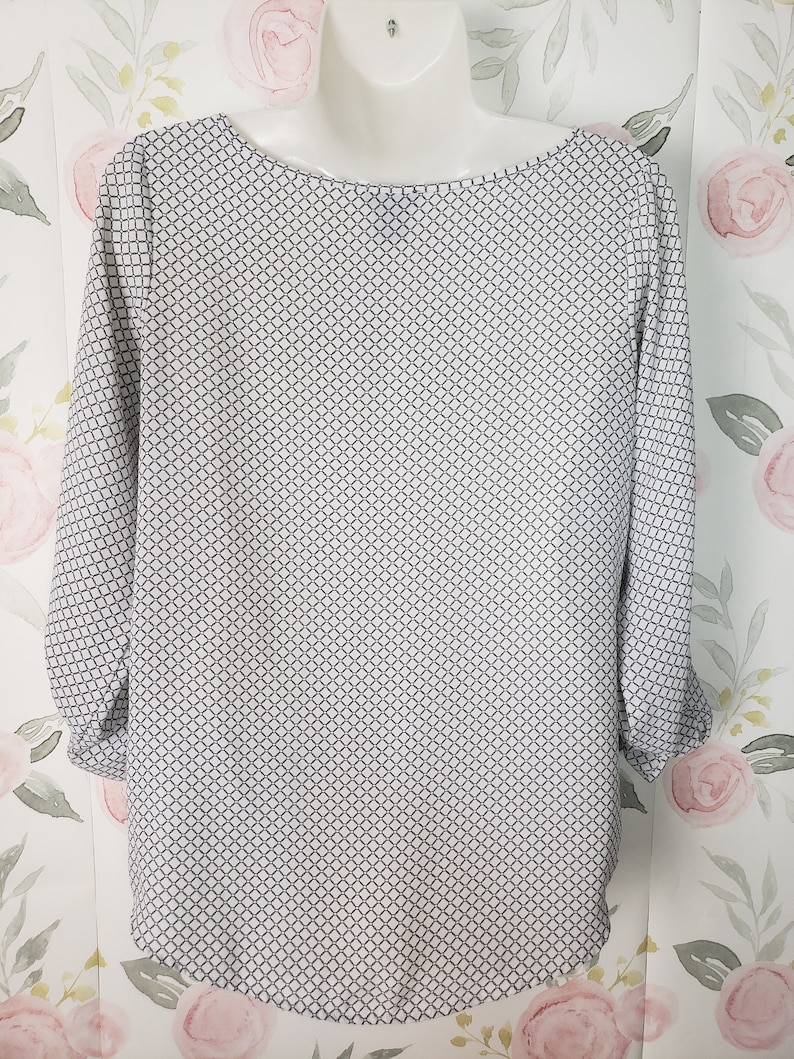 Cute Loose Fitting Spring White Top women/'s size SP Small Boat Neck Blouse Ann Taylor Petites Summer