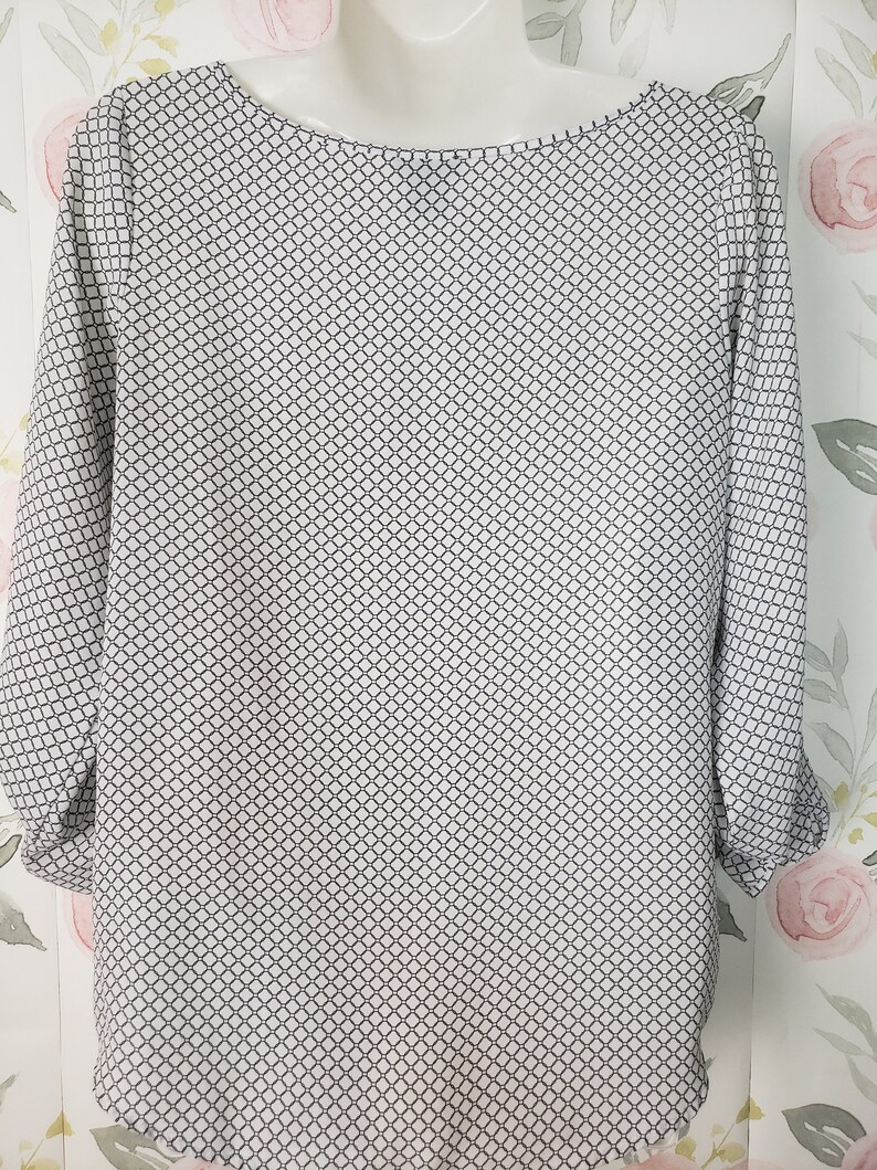 Cute Loose Fitting Spring White Top women/'s size SP Small Boat Neck Blouse Ann Taylor Petites Summer