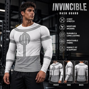 Könnte beinhalten: Weißes und graues Langarm-Rashguard mit geometrischem Design auf der Brust. Das Shirt trägt das Wort "INVINCIBLE" oben und ist für 4-Wege-Stretch, Feuchtigkeitstransport und Atmungsaktivität konzipiert. Das Shirt ist strapazierfähig.