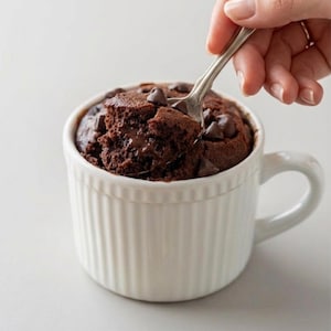 Könnte beinhalten: Ein Set aus drei Keramikbechern mit gesprenkelter, matter Oberfläche. Die Becher sind in Grau-, Weiß- und Schwarztönen gehalten. Jeder Becher hat ein schlichtes, minimalistisches Design, gestapelt.