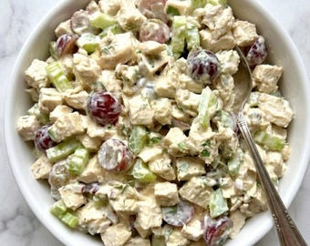 Ricetta classica dell'insalata di pollo cremosa / Pranzo facile e salutare (Download PDF)