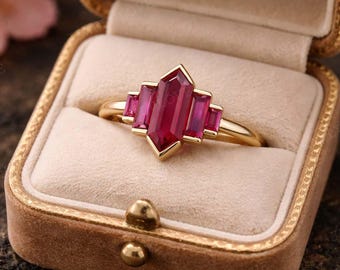 六角形のルビーの婚約指輪（ゴールド）、アールデコ調の赤い石の指輪、ヴィンテージ風の赤い宝石の指輪、彼女へのユニークな結婚記念日の贈り物