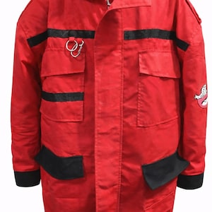 Puede incluir: Una taza de cerámica blanca con un asa negra y el texto "But First, Coffee" en negrita negra. La taza se encuentra sobre un fondo neutro, resaltando su diseño simple.