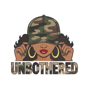 Può includere: Un disegno ricamato con una donna che indossa un berretto da baseball mimetico e orecchini a cerchio dorati. Il testo "UNBOTHERED" è visualizzato in un motivo mimetico sotto il viso della donna. La donna ha il rossetto rosso e lo smalto verde.
