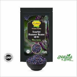 Può includere: Una busta nera di fagioli di Spagna con un'etichetta che riporta il marchio SonuG, il testo Premium Quality, Scarlet Runner Beans e Pure Herbs. Una piccola ciotola piena di fagioli viola scuro e neri maculati si trova davanti alla busta.