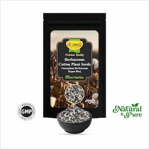 Puede incluir: Una bolsa negra de semillas de algodón con el texto "Premium Quality Herbaceous Cotton Plant Seeds". Un pequeño cuenco negro está lleno de semillas. Las palabras "Natural n Pure" están en texto verde.