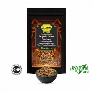 Könnte beinhalten: Eine schwarze Verpackung mit der Aufschrift "Organic Javasa Panchang" und einer Schüssel mit Kräutern. Die Verpackung trägt auch den Text "Pure Herbs" und ein "GMP"-Siegel.