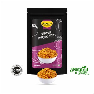 Pode incluir: Um pacote preto de lanche "Tikha Mitha Mix" com uma tigela do lanche na frente. A embalagem tem um rótulo roxo e preto com a marca "Snug" e ilustrações de vegetais. A palavra "NAMKEEN" é visível.