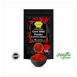 Könnte beinhalten: Ein schwarzer Beutel mit Geru Mitti Pulver, einem roten Pulver, mit dem Text "Premium Quality Geru Mitti Powder Red Powder, Hirmich Pure Herbs". Eine kleine schwarze Schüssel enthält das rote Pulver. Die Worte "Natural n Pure" sind ebenfalls sichtbar.