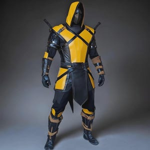 Puede incluir: Un disfraz negro y amarillo con capucha y máscara. El atuendo incluye paneles y correas de cuero, con dos espadas. El diseño sugiere un guerrero o superhéroe.