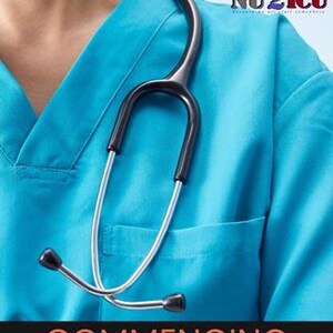 Könnte beinhalten: Ein türkisfarbenes Scrub-Top mit einem Stethoskop um den Hals. Das Bild enthält den Text "COMMENCING ICU NURSING" in Orange und Weiß sowie ein Logo für "NU2ICU".