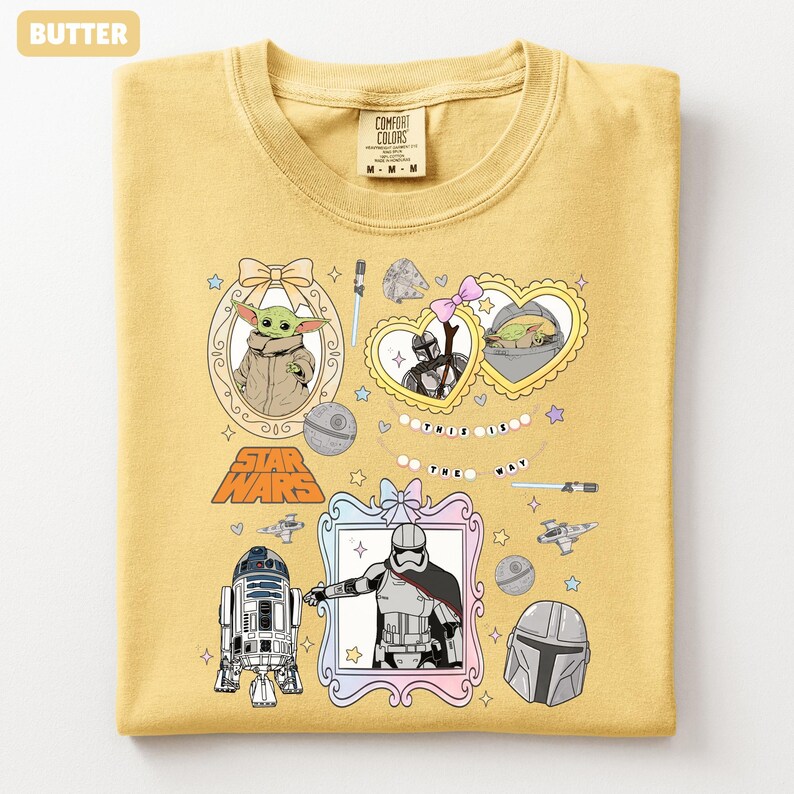 Puede incluir: Camiseta de cuello redondo de color mantequilla con personajes y gr&aacute;ficos de Star Wars. El dise&ntilde;o incluye im&aacute;genes de Grogu, R2-D2 y el texto "This is the Way". La camiseta est&aacute; hecha de un material suave y tiene una etiqueta Comfort Colors.