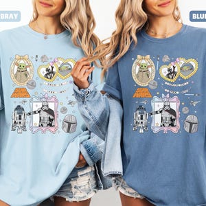 Puede incluir: Camisetas azul claro y azul vaquero con gr&aacute;ficos de Star Wars. Cada camiseta muestra ilustraciones de personajes como Baby Yoda, R2-D2 y Stormtroopers dentro de marcos decorativos, junto con el logotipo de Star Wars. Las palabras "CHAMBRAY" y "BLUE JEAN" est&aacute;n impresas en la parte superior.