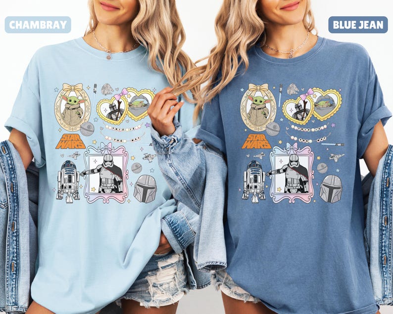 Puede incluir: Camisetas azul claro y azul vaquero con gr&aacute;ficos de Star Wars. Cada camiseta muestra ilustraciones de personajes como Baby Yoda, R2-D2 y Stormtroopers dentro de marcos decorativos, junto con el logotipo de Star Wars. Las palabras "CHAMBRAY" y "BLUE JEAN" est&aacute;n impresas en la parte superior.