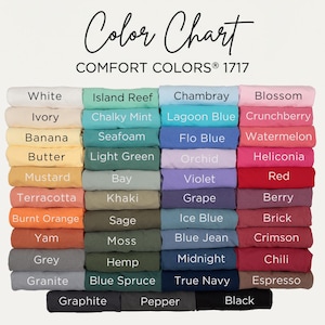 以下が含まれることがあります： Comfort Colors 1717 の生地見本をまとめたカラーチャート。白、アイボリー、バナナ、バター、マスタード、テラコッタ、バーントオレンジ、ヤム、グレー、グラナイトなど、さまざまな色が表示されています。