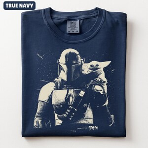 Vintage Mandalorian och Grogu-skjorta Star Wars-grafik-t-shirt Retro Star Wars-t-shirt Komfortfärger Mandalorian-t-shirt Mandalorian-filmskjorta bild 3
